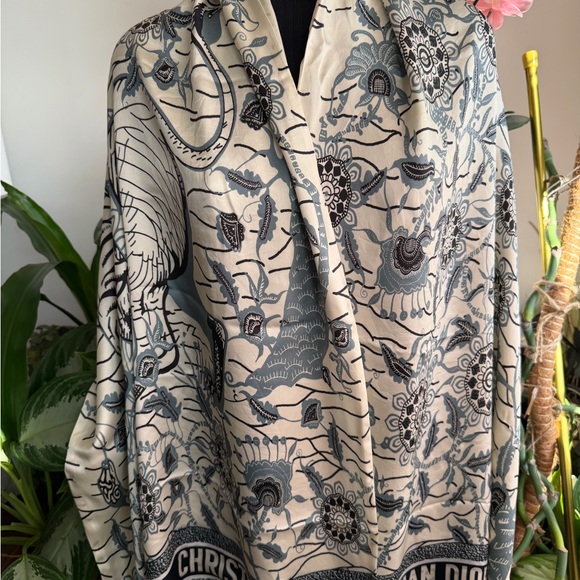 Christian Dior Reversible Floral Wrap Silk Scarf. - Picture 11 of 16